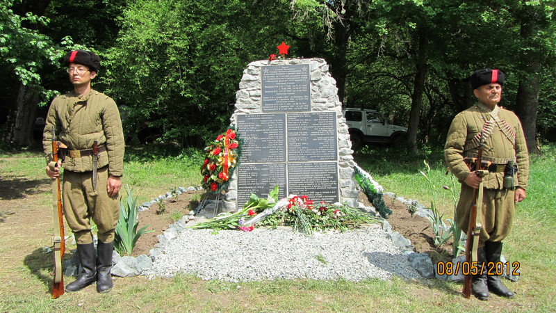 памятник в урочище Алма- Алан