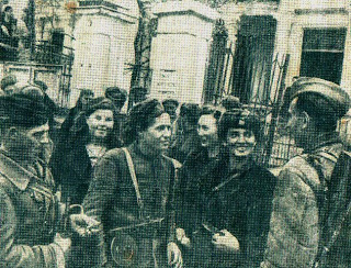 13 апреля 1944 г. в день освобождения Симферополя на улице Пушкинской напротив драматического театра  им. М. Горького девушки партизанки встречают бойцов 51-й Красной Армии (справа налево) в кубанке с партизанской ленточкой Лидия Волох-Скрипникова, Люба Игнатова, Нина Свиридова ,сестра Лидии Волох.