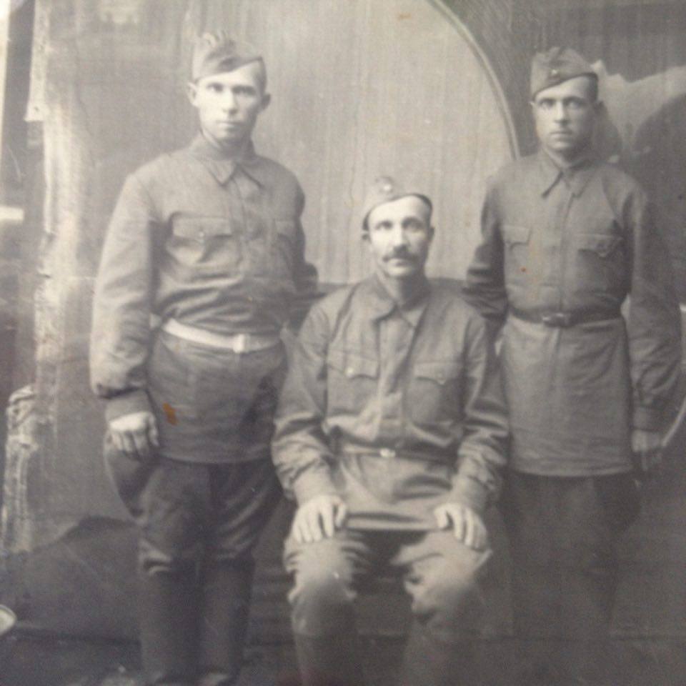 Павлов Владимир Григорьевич (первый слева)