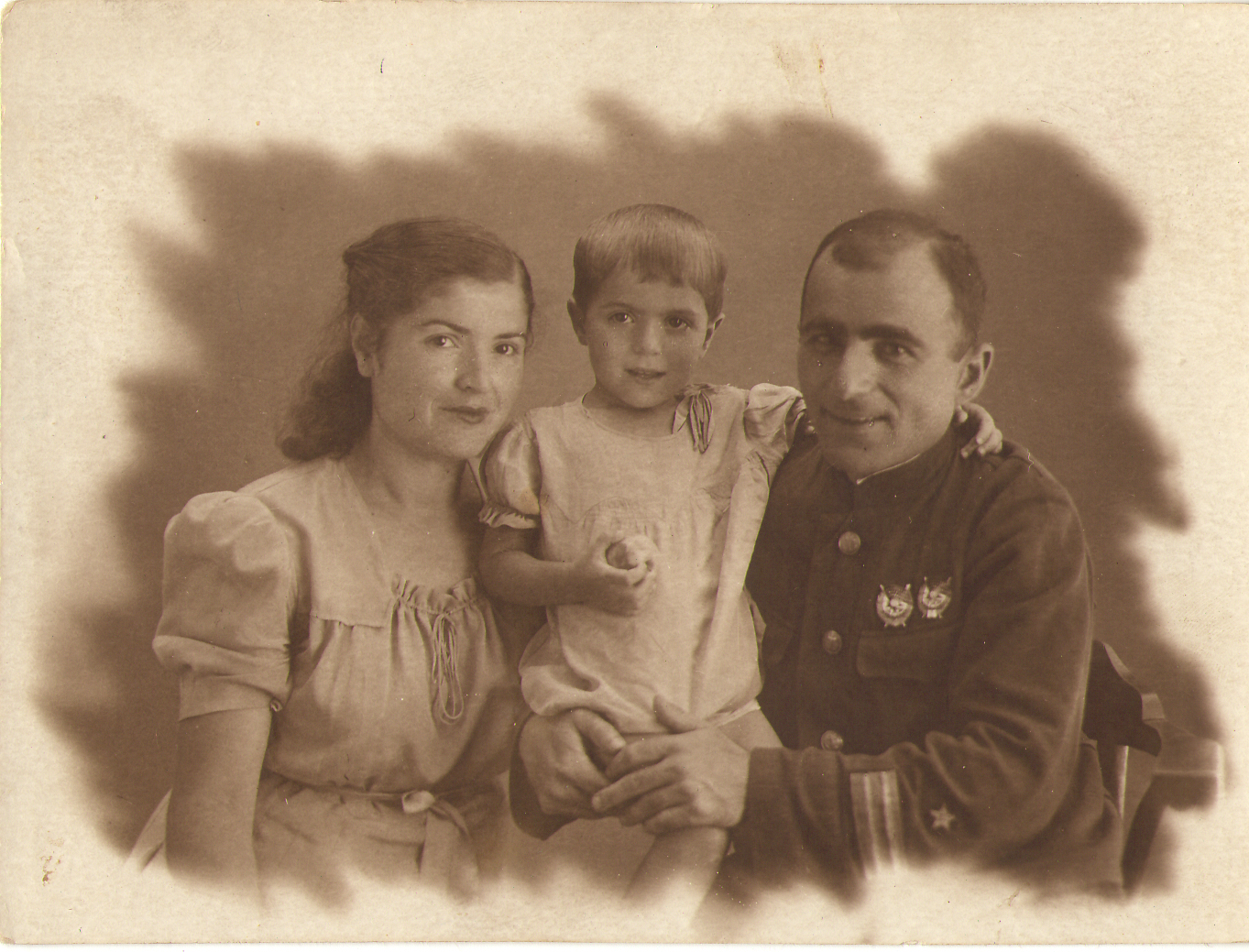 Вартанян Вардкез  Маркарович с супругой Гоар Левоновной и дочерью Эммой.