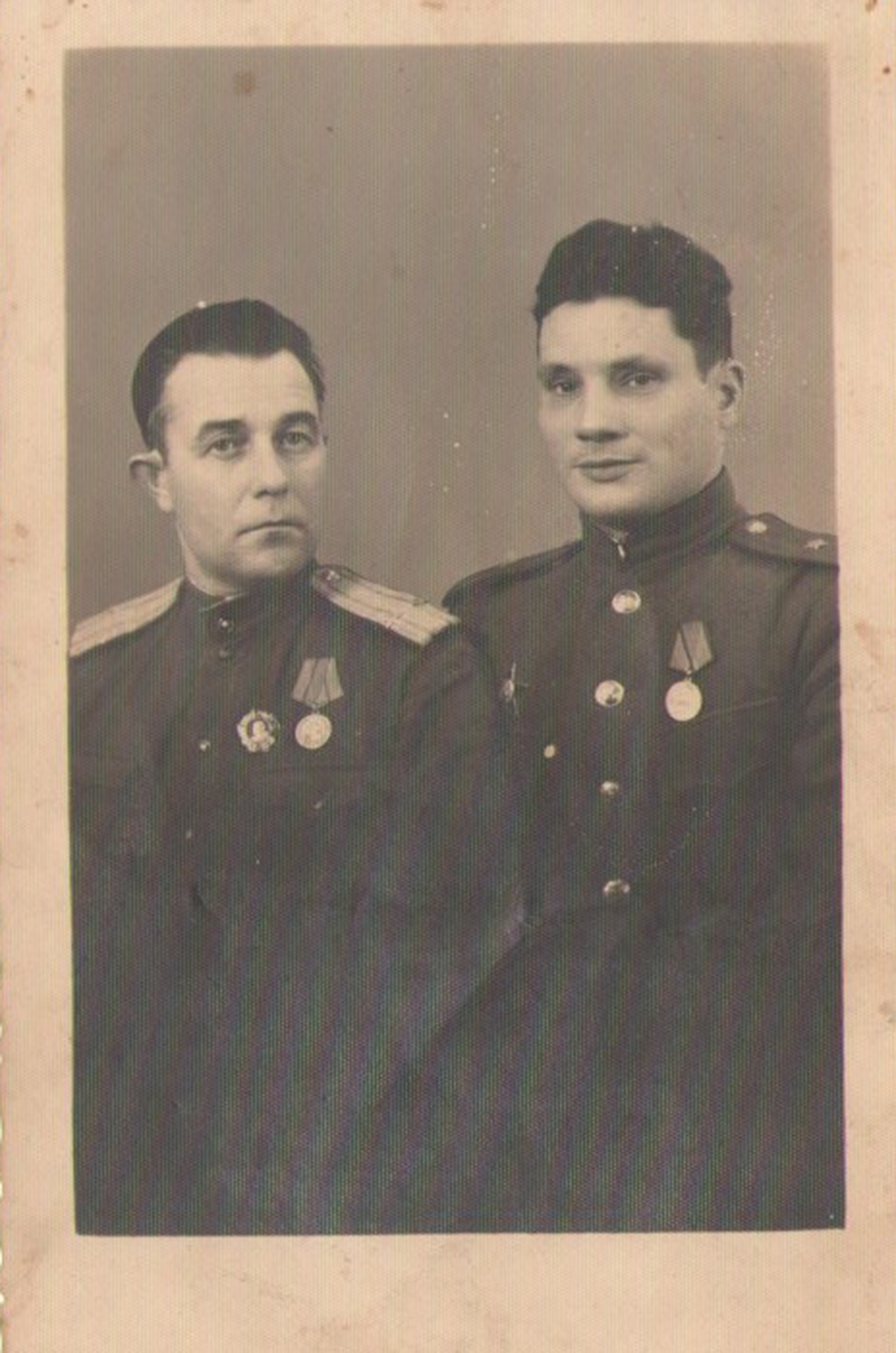 фотография из семейного альбома Марии Карташовой ( на фото лева)