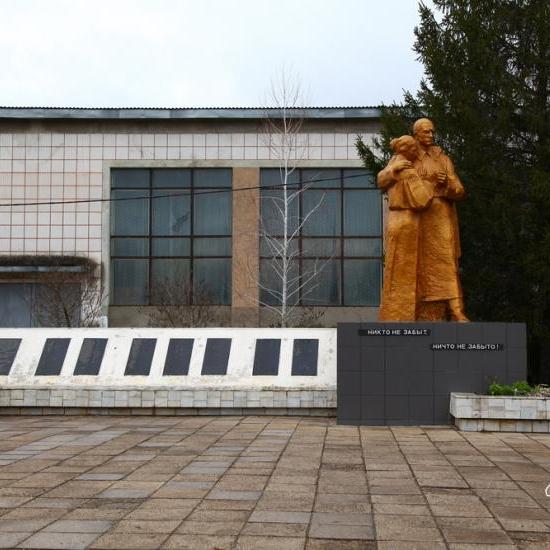 памятник в с. Цветочное. фотография с сайта "Памятники Крыма"