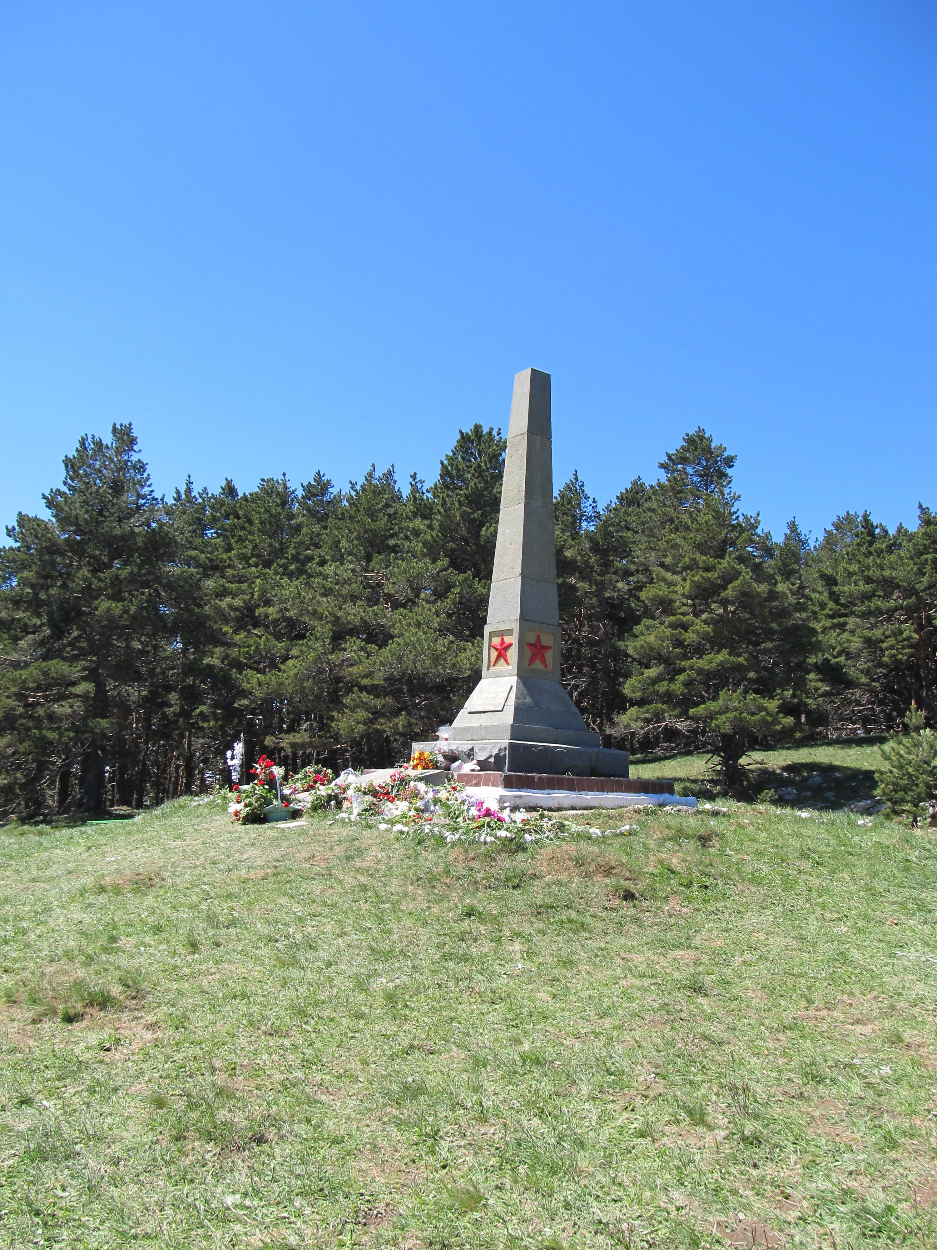 памятник на  кордоне Красные Камни